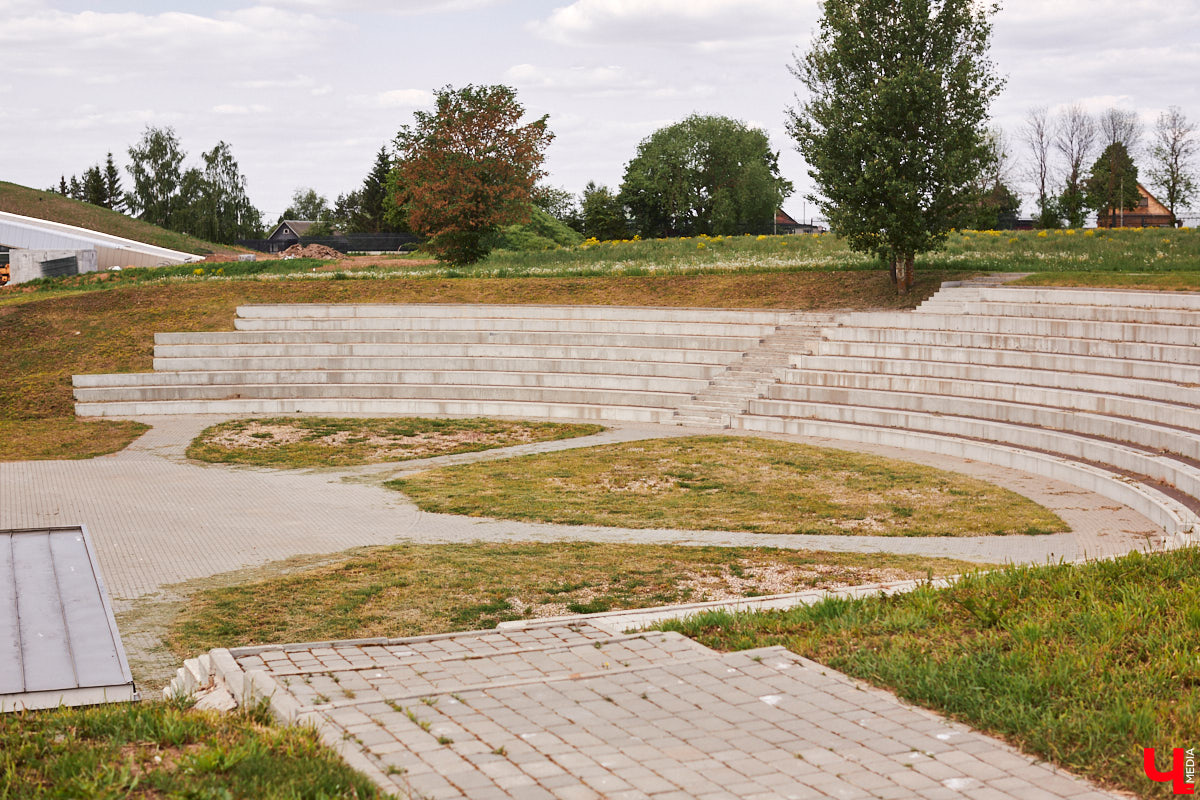 Долгожданный объект, возведение которого началось более 10 лет назад, обретает законченный вид. В Суздале на финишную прямую выходит строительство водного парка развлечений. «Ключ-Медиа» побывал на стройплощадке и готов рассказать, чего же нам ждать в конце этого года.