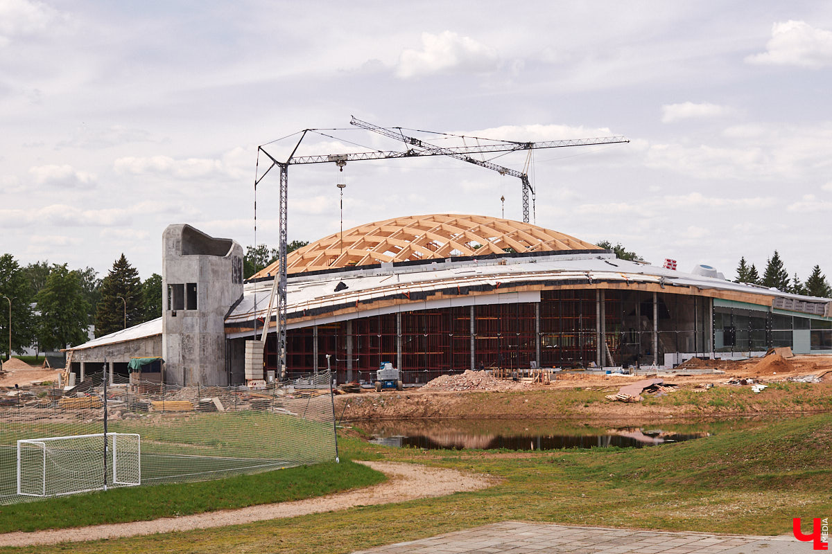 Долгожданный объект, возведение которого началось более 10 лет назад, обретает законченный вид. В Суздале на финишную прямую выходит строительство водного парка развлечений. «Ключ-Медиа» побывал на стройплощадке и готов рассказать, чего же нам ждать в конце этого года.