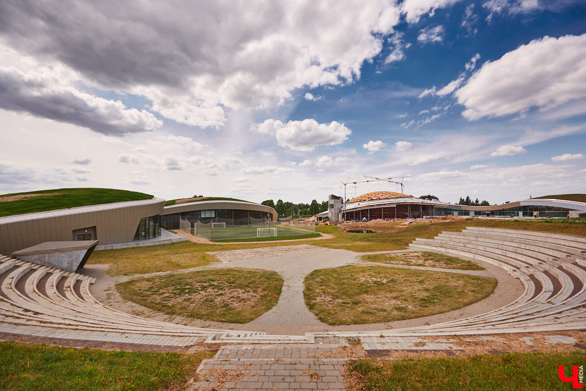 Долгожданный объект, возведение которого началось более 10 лет назад, обретает законченный вид. В Суздале на финишную прямую выходит строительство водного парка развлечений. «Ключ-Медиа» побывал на стройплощадке и готов рассказать, чего же нам ждать в конце этого года.