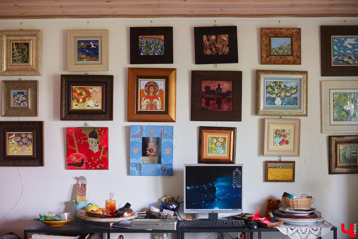 Никакого сайдинга поверх вековых бревен и никакой сдачи в утиль бабушкиной утвари. Превращать пятистенок с дощатой террасой на Пушкарской в собственную крепость художница Елена Сахарова начала постепенно. Комнаты с годами превращались в галерею работ самой Елены, ее друзей, а позднее и дочери. Дом хранит немало интересных коллекций, но все главные чудеса происходят в подвале, где рождаются яркие, сияющие картины, волшебный сплав хрупкого стекла и прочного металла.