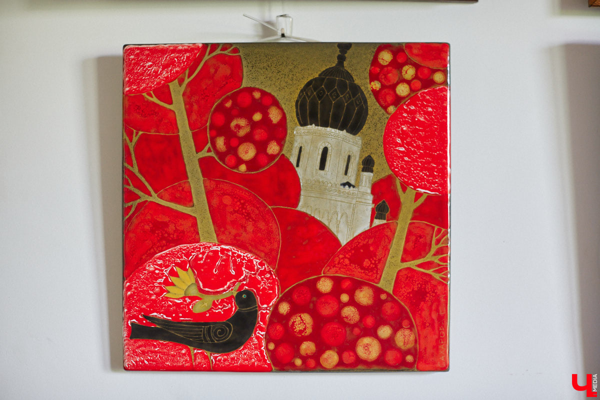 Никакого сайдинга поверх вековых бревен и никакой сдачи в утиль бабушкиной утвари. Превращать пятистенок с дощатой террасой на Пушкарской в собственную крепость художница Елена Сахарова начала постепенно. Комнаты с годами превращались в галерею работ самой Елены, ее друзей, а позднее и дочери. Дом хранит немало интересных коллекций, но все главные чудеса происходят в подвале, где рождаются яркие, сияющие картины, волшебный сплав хрупкого стекла и прочного металла.