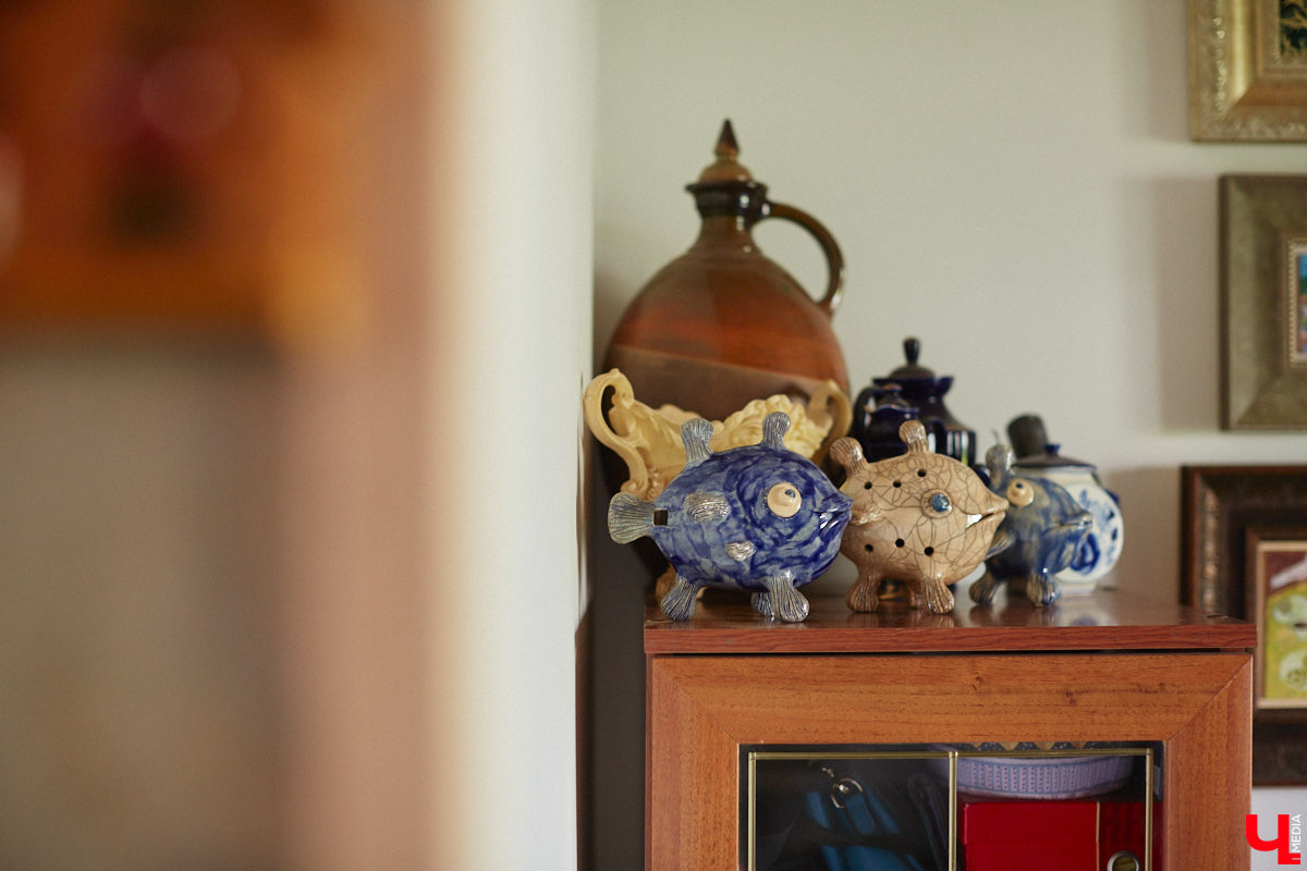 Никакого сайдинга поверх вековых бревен и никакой сдачи в утиль бабушкиной утвари. Превращать пятистенок с дощатой террасой на Пушкарской в собственную крепость художница Елена Сахарова начала постепенно. Комнаты с годами превращались в галерею работ самой Елены, ее друзей, а позднее и дочери. Дом хранит немало интересных коллекций, но все главные чудеса происходят в подвале, где рождаются яркие, сияющие картины, волшебный сплав хрупкого стекла и прочного металла.