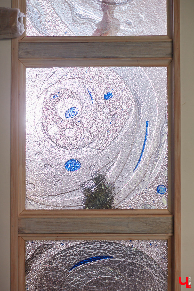 Никакого сайдинга поверх вековых бревен и никакой сдачи в утиль бабушкиной утвари. Превращать пятистенок с дощатой террасой на Пушкарской в собственную крепость художница Елена Сахарова начала постепенно. Комнаты с годами превращались в галерею работ самой Елены, ее друзей, а позднее и дочери. Дом хранит немало интересных коллекций, но все главные чудеса происходят в подвале, где рождаются яркие, сияющие картины, волшебный сплав хрупкого стекла и прочного металла.