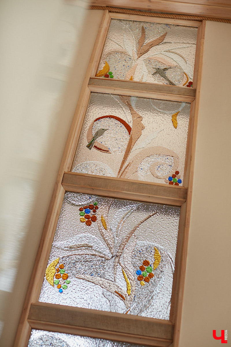 Никакого сайдинга поверх вековых бревен и никакой сдачи в утиль бабушкиной утвари. Превращать пятистенок с дощатой террасой на Пушкарской в собственную крепость художница Елена Сахарова начала постепенно. Комнаты с годами превращались в галерею работ самой Елены, ее друзей, а позднее и дочери. Дом хранит немало интересных коллекций, но все главные чудеса происходят в подвале, где рождаются яркие, сияющие картины, волшебный сплав хрупкого стекла и прочного металла.