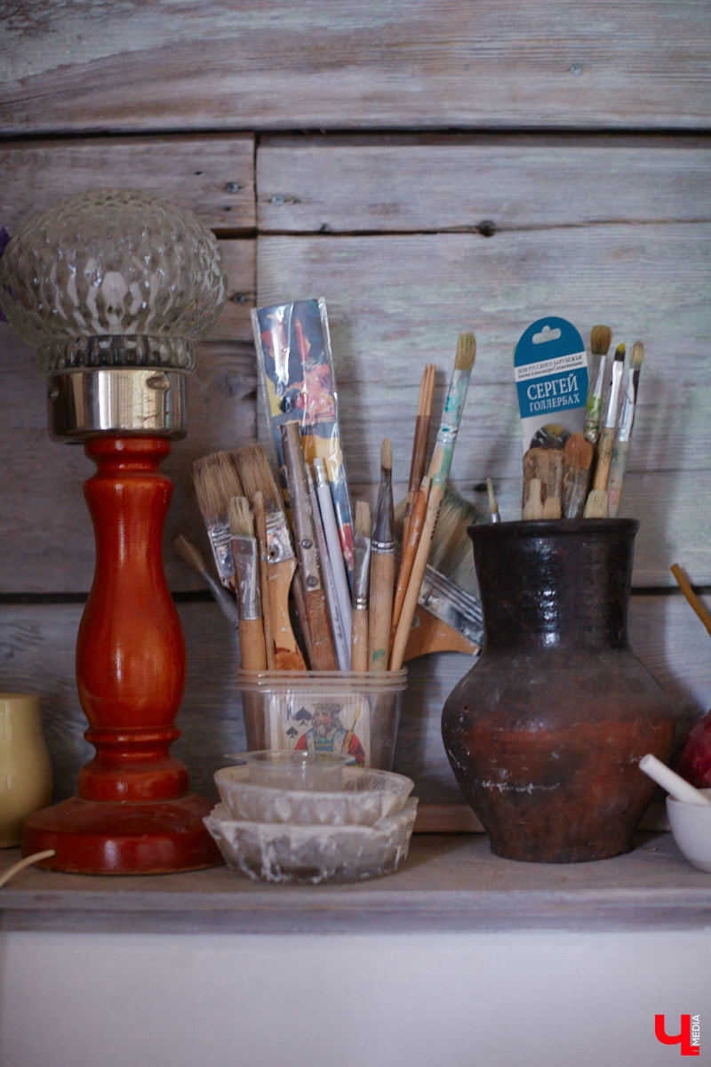 Никакого сайдинга поверх вековых бревен и никакой сдачи в утиль бабушкиной утвари. Превращать пятистенок с дощатой террасой на Пушкарской в собственную крепость художница Елена Сахарова начала постепенно. Комнаты с годами превращались в галерею работ самой Елены, ее друзей, а позднее и дочери. Дом хранит немало интересных коллекций, но все главные чудеса происходят в подвале, где рождаются яркие, сияющие картины, волшебный сплав хрупкого стекла и прочного металла.