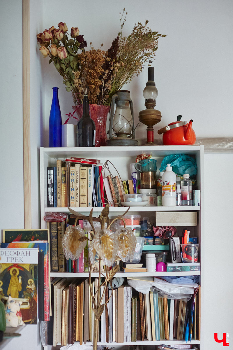 Никакого сайдинга поверх вековых бревен и никакой сдачи в утиль бабушкиной утвари. Превращать пятистенок с дощатой террасой на Пушкарской в собственную крепость художница Елена Сахарова начала постепенно. Комнаты с годами превращались в галерею работ самой Елены, ее друзей, а позднее и дочери. Дом хранит немало интересных коллекций, но все главные чудеса происходят в подвале, где рождаются яркие, сияющие картины, волшебный сплав хрупкого стекла и прочного металла.