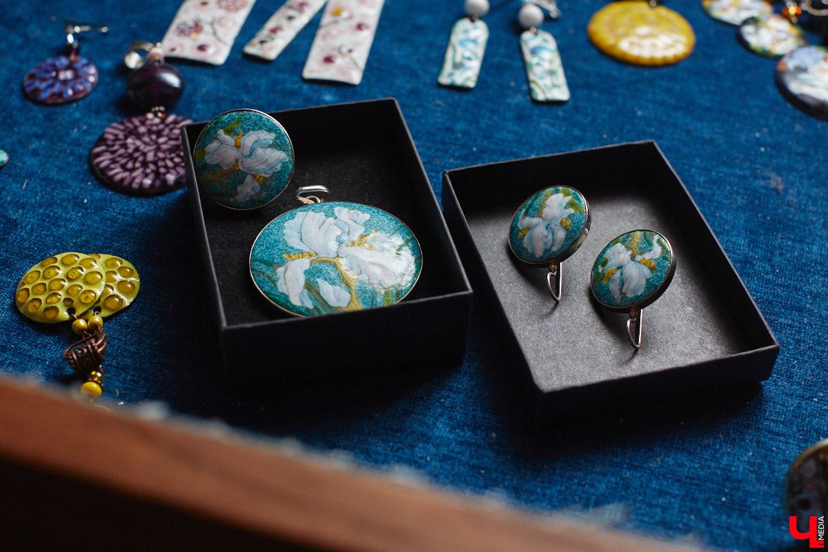 Никакого сайдинга поверх вековых бревен и никакой сдачи в утиль бабушкиной утвари. Превращать пятистенок с дощатой террасой на Пушкарской в собственную крепость художница Елена Сахарова начала постепенно. Комнаты с годами превращались в галерею работ самой Елены, ее друзей, а позднее и дочери. Дом хранит немало интересных коллекций, но все главные чудеса происходят в подвале, где рождаются яркие, сияющие картины, волшебный сплав хрупкого стекла и прочного металла.