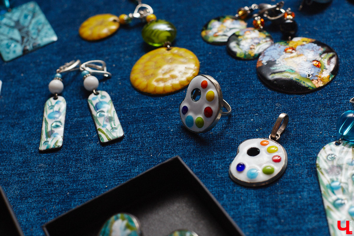 Никакого сайдинга поверх вековых бревен и никакой сдачи в утиль бабушкиной утвари. Превращать пятистенок с дощатой террасой на Пушкарской в собственную крепость художница Елена Сахарова начала постепенно. Комнаты с годами превращались в галерею работ самой Елены, ее друзей, а позднее и дочери. Дом хранит немало интересных коллекций, но все главные чудеса происходят в подвале, где рождаются яркие, сияющие картины, волшебный сплав хрупкого стекла и прочного металла.