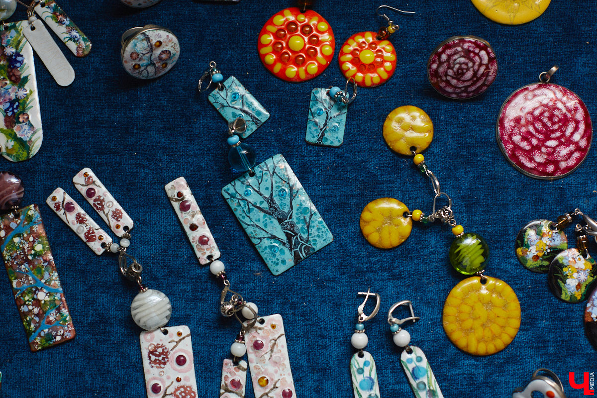 Никакого сайдинга поверх вековых бревен и никакой сдачи в утиль бабушкиной утвари. Превращать пятистенок с дощатой террасой на Пушкарской в собственную крепость художница Елена Сахарова начала постепенно. Комнаты с годами превращались в галерею работ самой Елены, ее друзей, а позднее и дочери. Дом хранит немало интересных коллекций, но все главные чудеса происходят в подвале, где рождаются яркие, сияющие картины, волшебный сплав хрупкого стекла и прочного металла.