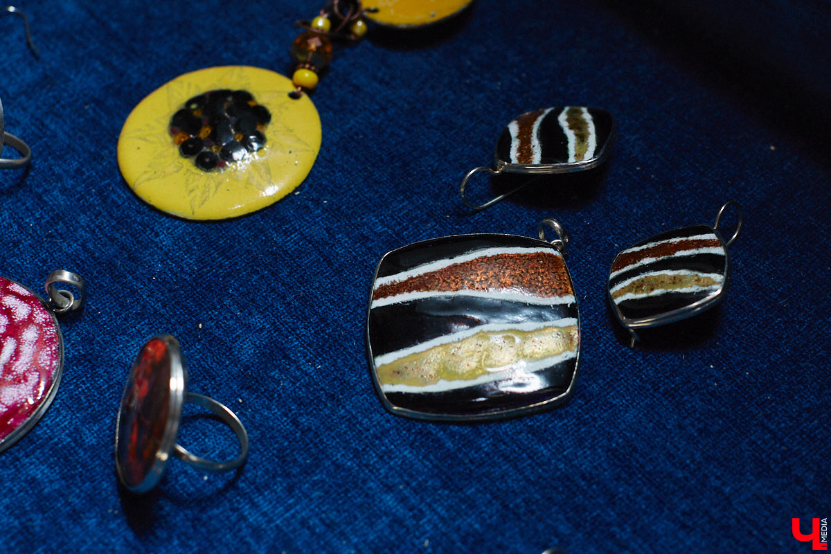 Никакого сайдинга поверх вековых бревен и никакой сдачи в утиль бабушкиной утвари. Превращать пятистенок с дощатой террасой на Пушкарской в собственную крепость художница Елена Сахарова начала постепенно. Комнаты с годами превращались в галерею работ самой Елены, ее друзей, а позднее и дочери. Дом хранит немало интересных коллекций, но все главные чудеса происходят в подвале, где рождаются яркие, сияющие картины, волшебный сплав хрупкого стекла и прочного металла.