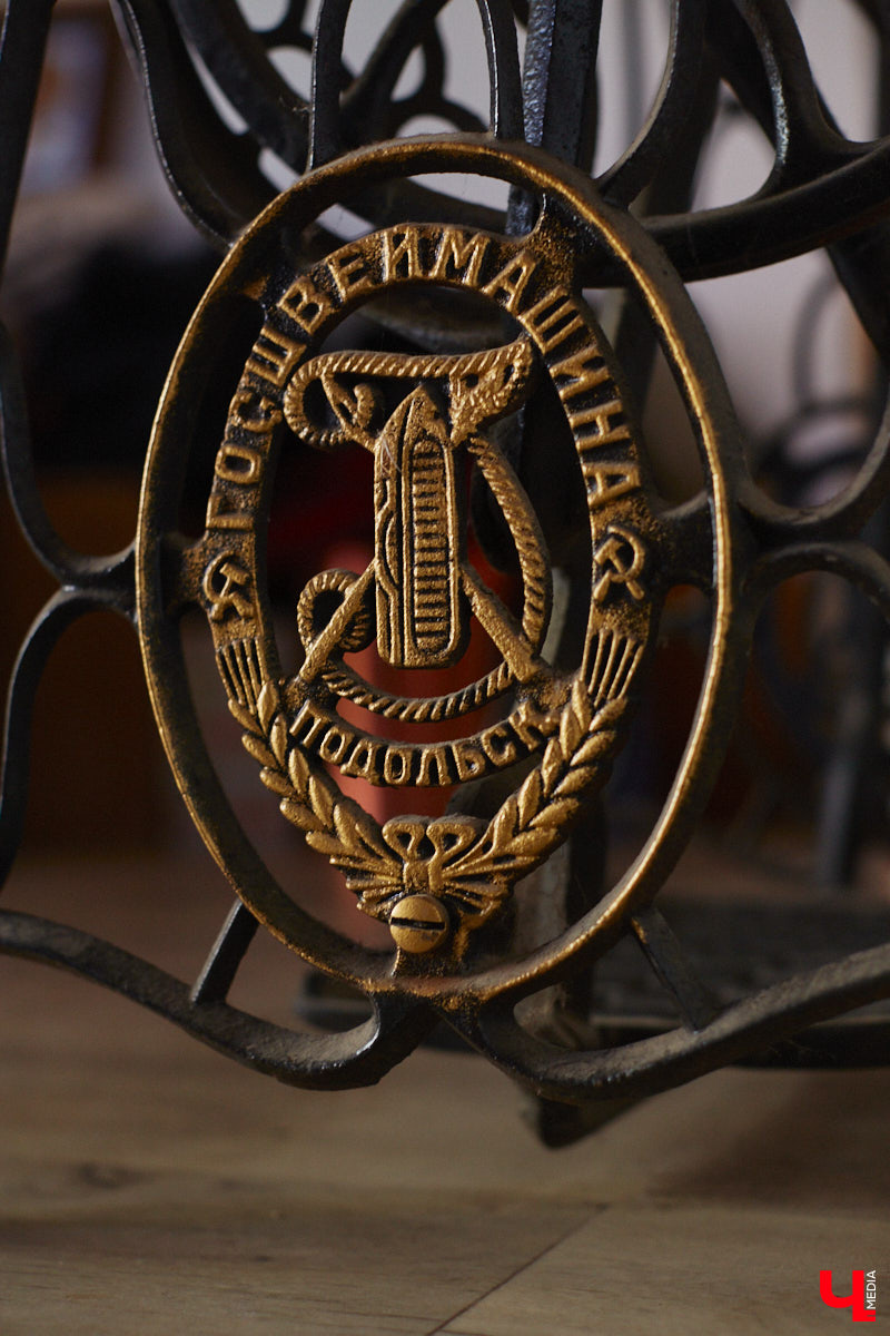 Никакого сайдинга поверх вековых бревен и никакой сдачи в утиль бабушкиной утвари. Превращать пятистенок с дощатой террасой на Пушкарской в собственную крепость художница Елена Сахарова начала постепенно. Комнаты с годами превращались в галерею работ самой Елены, ее друзей, а позднее и дочери. Дом хранит немало интересных коллекций, но все главные чудеса происходят в подвале, где рождаются яркие, сияющие картины, волшебный сплав хрупкого стекла и прочного металла.