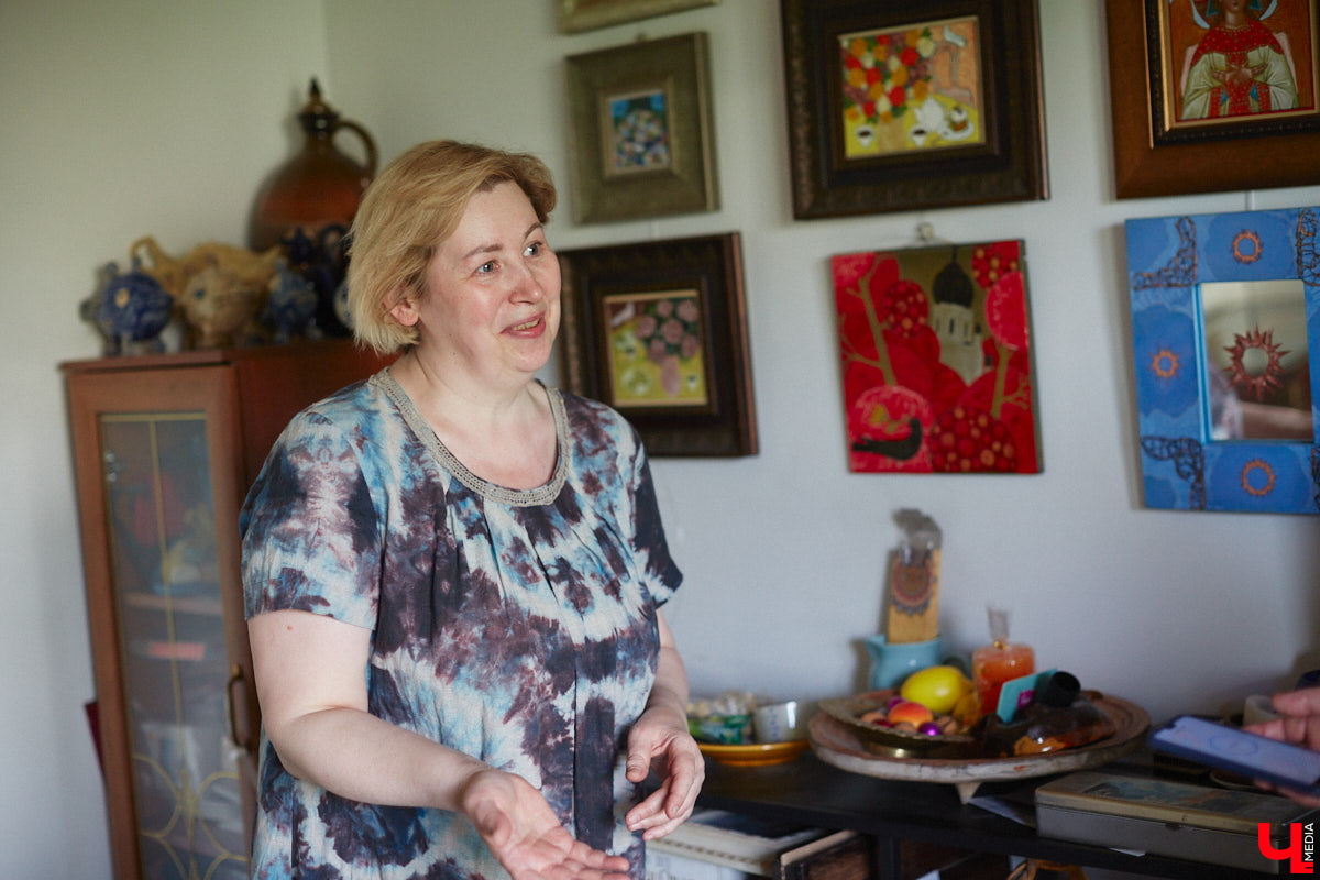 Никакого сайдинга поверх вековых бревен и никакой сдачи в утиль бабушкиной утвари. Превращать пятистенок с дощатой террасой на Пушкарской в собственную крепость художница Елена Сахарова начала постепенно. Комнаты с годами превращались в галерею работ самой Елены, ее друзей, а позднее и дочери. Дом хранит немало интересных коллекций, но все главные чудеса происходят в подвале, где рождаются яркие, сияющие картины, волшебный сплав хрупкого стекла и прочного металла.