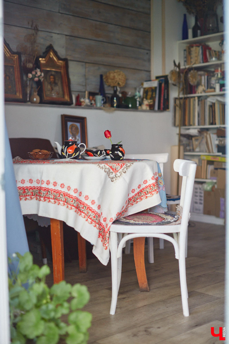 Никакого сайдинга поверх вековых бревен и никакой сдачи в утиль бабушкиной утвари. Превращать пятистенок с дощатой террасой на Пушкарской в собственную крепость художница Елена Сахарова начала постепенно. Комнаты с годами превращались в галерею работ самой Елены, ее друзей, а позднее и дочери. Дом хранит немало интересных коллекций, но все главные чудеса происходят в подвале, где рождаются яркие, сияющие картины, волшебный сплав хрупкого стекла и прочного металла.