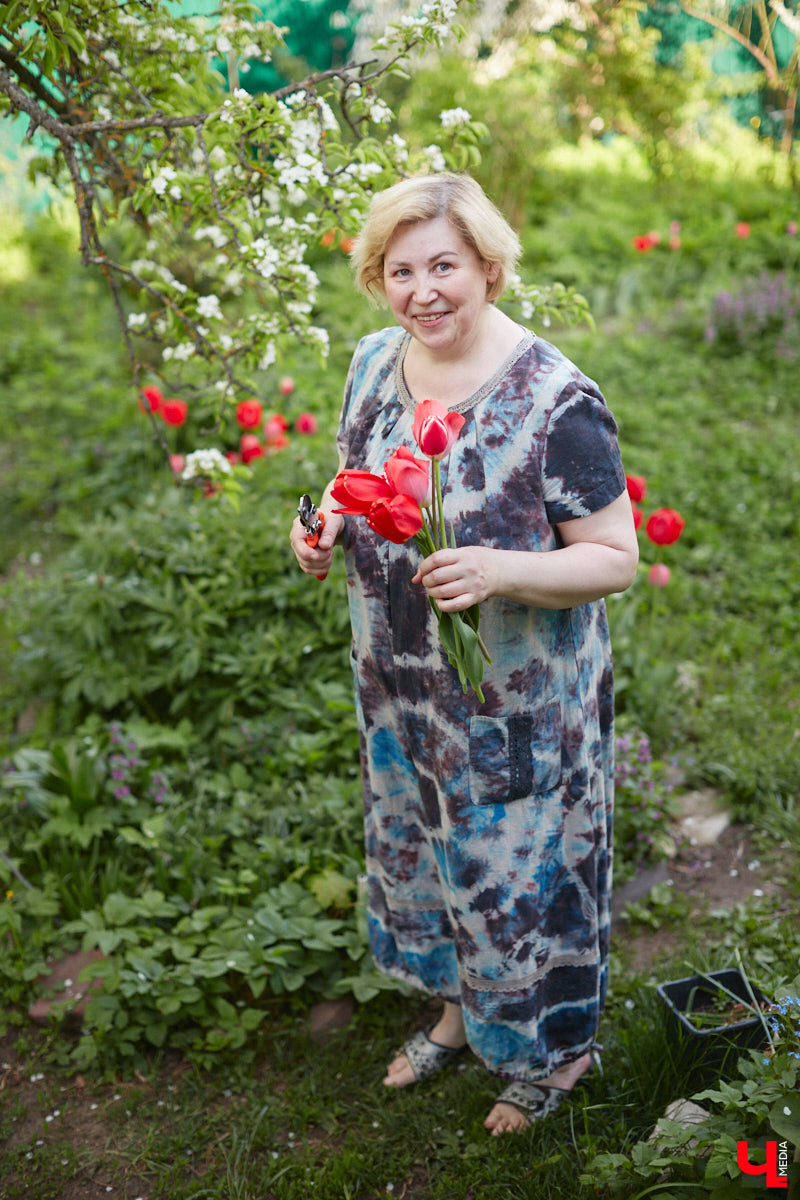 Никакого сайдинга поверх вековых бревен и никакой сдачи в утиль бабушкиной утвари. Превращать пятистенок с дощатой террасой на Пушкарской в собственную крепость художница Елена Сахарова начала постепенно. Комнаты с годами превращались в галерею работ самой Елены, ее друзей, а позднее и дочери. Дом хранит немало интересных коллекций, но все главные чудеса происходят в подвале, где рождаются яркие, сияющие картины, волшебный сплав хрупкого стекла и прочного металла.