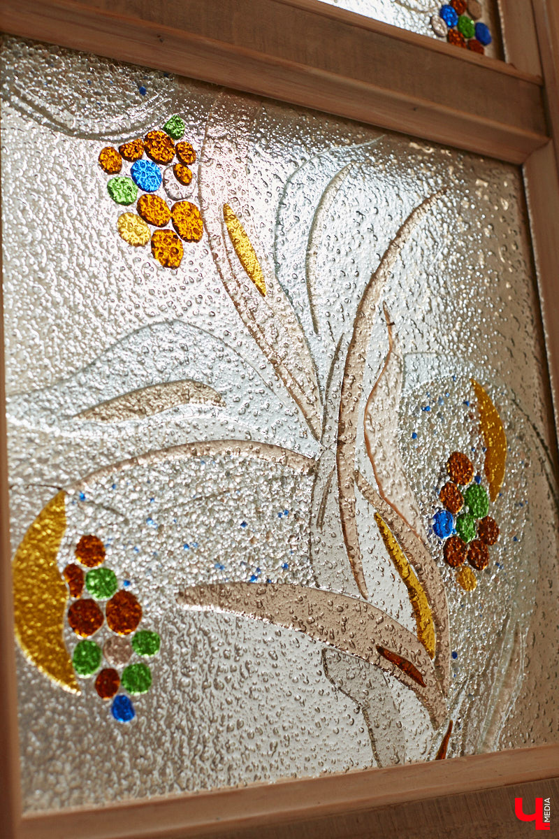 Никакого сайдинга поверх вековых бревен и никакой сдачи в утиль бабушкиной утвари. Превращать пятистенок с дощатой террасой на Пушкарской в собственную крепость художница Елена Сахарова начала постепенно. Комнаты с годами превращались в галерею работ самой Елены, ее друзей, а позднее и дочери. Дом хранит немало интересных коллекций, но все главные чудеса происходят в подвале, где рождаются яркие, сияющие картины, волшебный сплав хрупкого стекла и прочного металла.