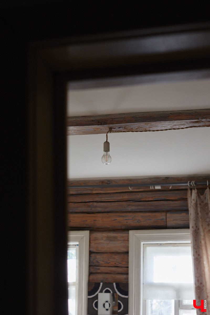 Никакого сайдинга поверх вековых бревен и никакой сдачи в утиль бабушкиной утвари. Превращать пятистенок с дощатой террасой на Пушкарской в собственную крепость художница Елена Сахарова начала постепенно. Комнаты с годами превращались в галерею работ самой Елены, ее друзей, а позднее и дочери. Дом хранит немало интересных коллекций, но все главные чудеса происходят в подвале, где рождаются яркие, сияющие картины, волшебный сплав хрупкого стекла и прочного металла.