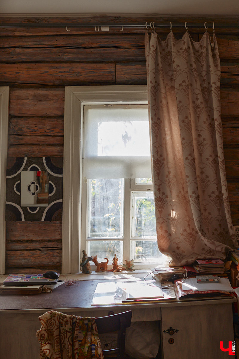 Никакого сайдинга поверх вековых бревен и никакой сдачи в утиль бабушкиной утвари. Превращать пятистенок с дощатой террасой на Пушкарской в собственную крепость художница Елена Сахарова начала постепенно. Комнаты с годами превращались в галерею работ самой Елены, ее друзей, а позднее и дочери. Дом хранит немало интересных коллекций, но все главные чудеса происходят в подвале, где рождаются яркие, сияющие картины, волшебный сплав хрупкого стекла и прочного металла.