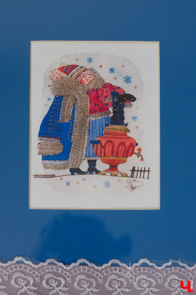 Никакого сайдинга поверх вековых бревен и никакой сдачи в утиль бабушкиной утвари. Превращать пятистенок с дощатой террасой на Пушкарской в собственную крепость художница Елена Сахарова начала постепенно. Комнаты с годами превращались в галерею работ самой Елены, ее друзей, а позднее и дочери. Дом хранит немало интересных коллекций, но все главные чудеса происходят в подвале, где рождаются яркие, сияющие картины, волшебный сплав хрупкого стекла и прочного металла.