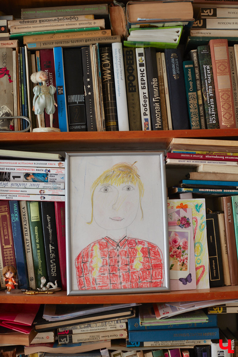 Никакого сайдинга поверх вековых бревен и никакой сдачи в утиль бабушкиной утвари. Превращать пятистенок с дощатой террасой на Пушкарской в собственную крепость художница Елена Сахарова начала постепенно. Комнаты с годами превращались в галерею работ самой Елены, ее друзей, а позднее и дочери. Дом хранит немало интересных коллекций, но все главные чудеса происходят в подвале, где рождаются яркие, сияющие картины, волшебный сплав хрупкого стекла и прочного металла.