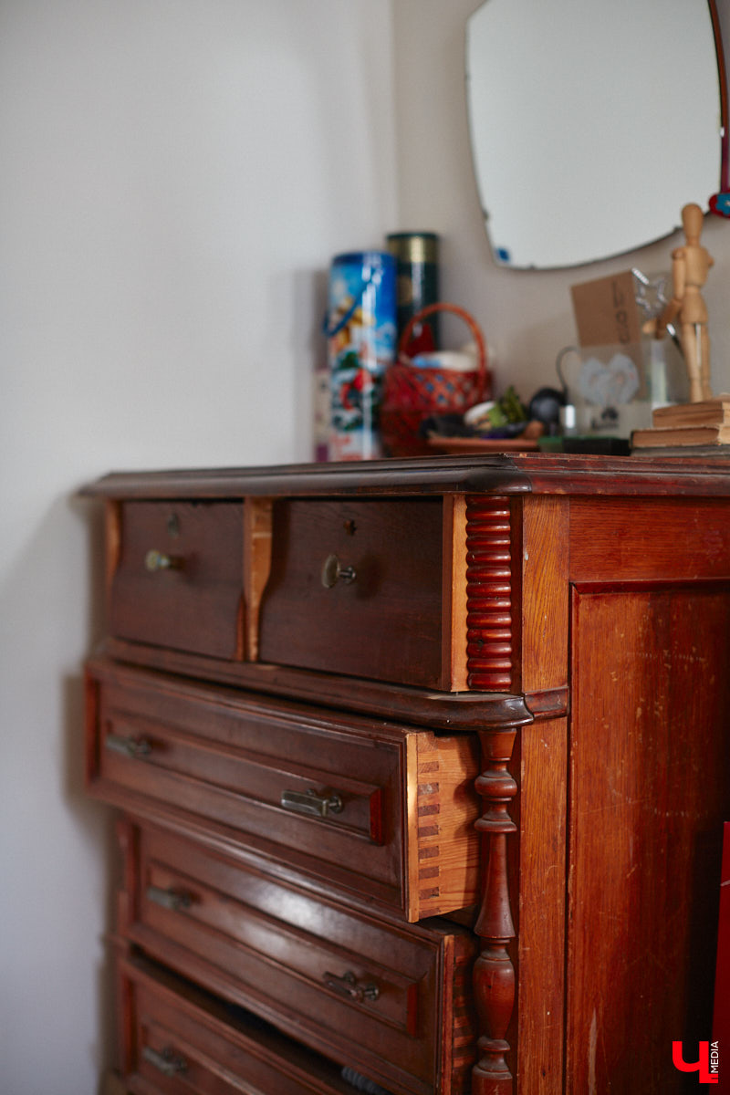 Никакого сайдинга поверх вековых бревен и никакой сдачи в утиль бабушкиной утвари. Превращать пятистенок с дощатой террасой на Пушкарской в собственную крепость художница Елена Сахарова начала постепенно. Комнаты с годами превращались в галерею работ самой Елены, ее друзей, а позднее и дочери. Дом хранит немало интересных коллекций, но все главные чудеса происходят в подвале, где рождаются яркие, сияющие картины, волшебный сплав хрупкого стекла и прочного металла.