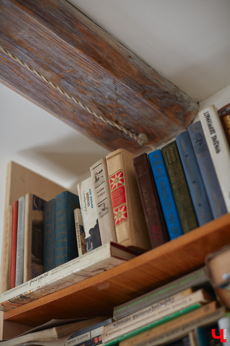 Никакого сайдинга поверх вековых бревен и никакой сдачи в утиль бабушкиной утвари. Превращать пятистенок с дощатой террасой на Пушкарской в собственную крепость художница Елена Сахарова начала постепенно. Комнаты с годами превращались в галерею работ самой Елены, ее друзей, а позднее и дочери. Дом хранит немало интересных коллекций, но все главные чудеса происходят в подвале, где рождаются яркие, сияющие картины, волшебный сплав хрупкого стекла и прочного металла.