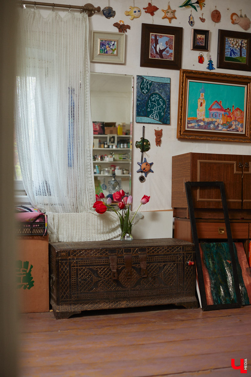 Никакого сайдинга поверх вековых бревен и никакой сдачи в утиль бабушкиной утвари. Превращать пятистенок с дощатой террасой на Пушкарской в собственную крепость художница Елена Сахарова начала постепенно. Комнаты с годами превращались в галерею работ самой Елены, ее друзей, а позднее и дочери. Дом хранит немало интересных коллекций, но все главные чудеса происходят в подвале, где рождаются яркие, сияющие картины, волшебный сплав хрупкого стекла и прочного металла.