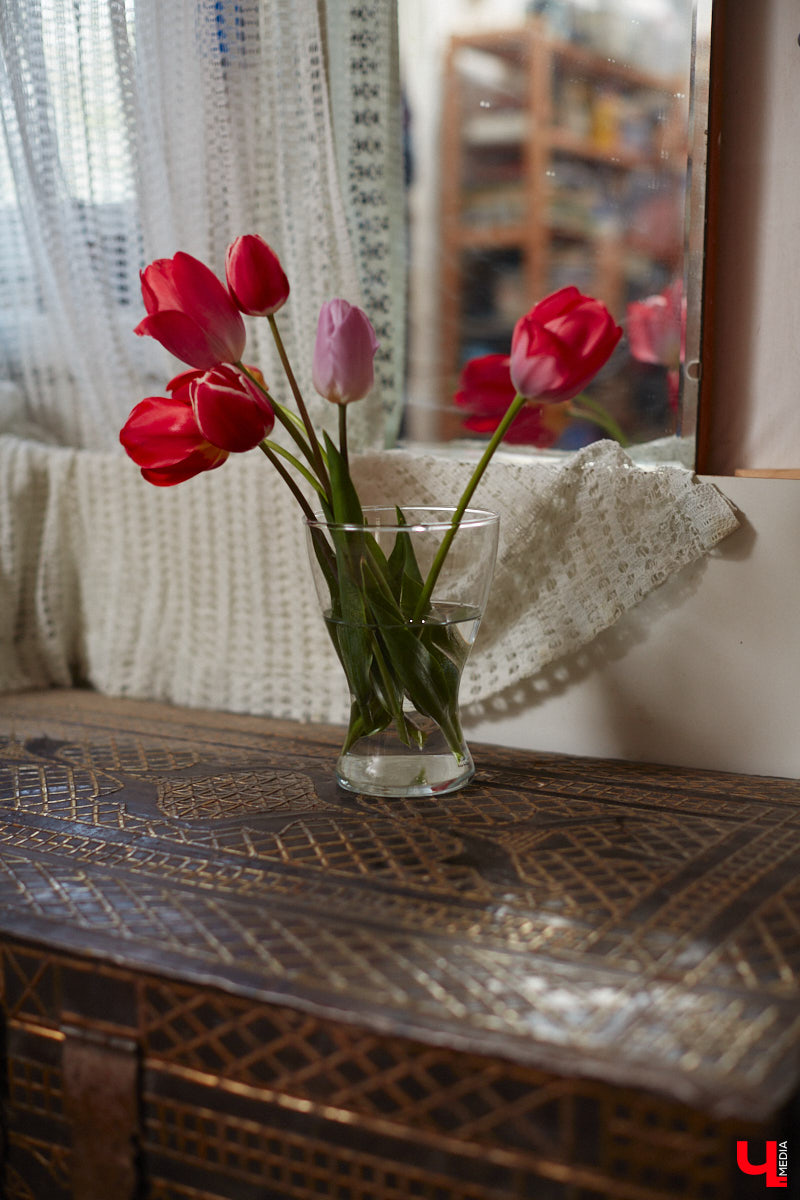 Никакого сайдинга поверх вековых бревен и никакой сдачи в утиль бабушкиной утвари. Превращать пятистенок с дощатой террасой на Пушкарской в собственную крепость художница Елена Сахарова начала постепенно. Комнаты с годами превращались в галерею работ самой Елены, ее друзей, а позднее и дочери. Дом хранит немало интересных коллекций, но все главные чудеса происходят в подвале, где рождаются яркие, сияющие картины, волшебный сплав хрупкого стекла и прочного металла.