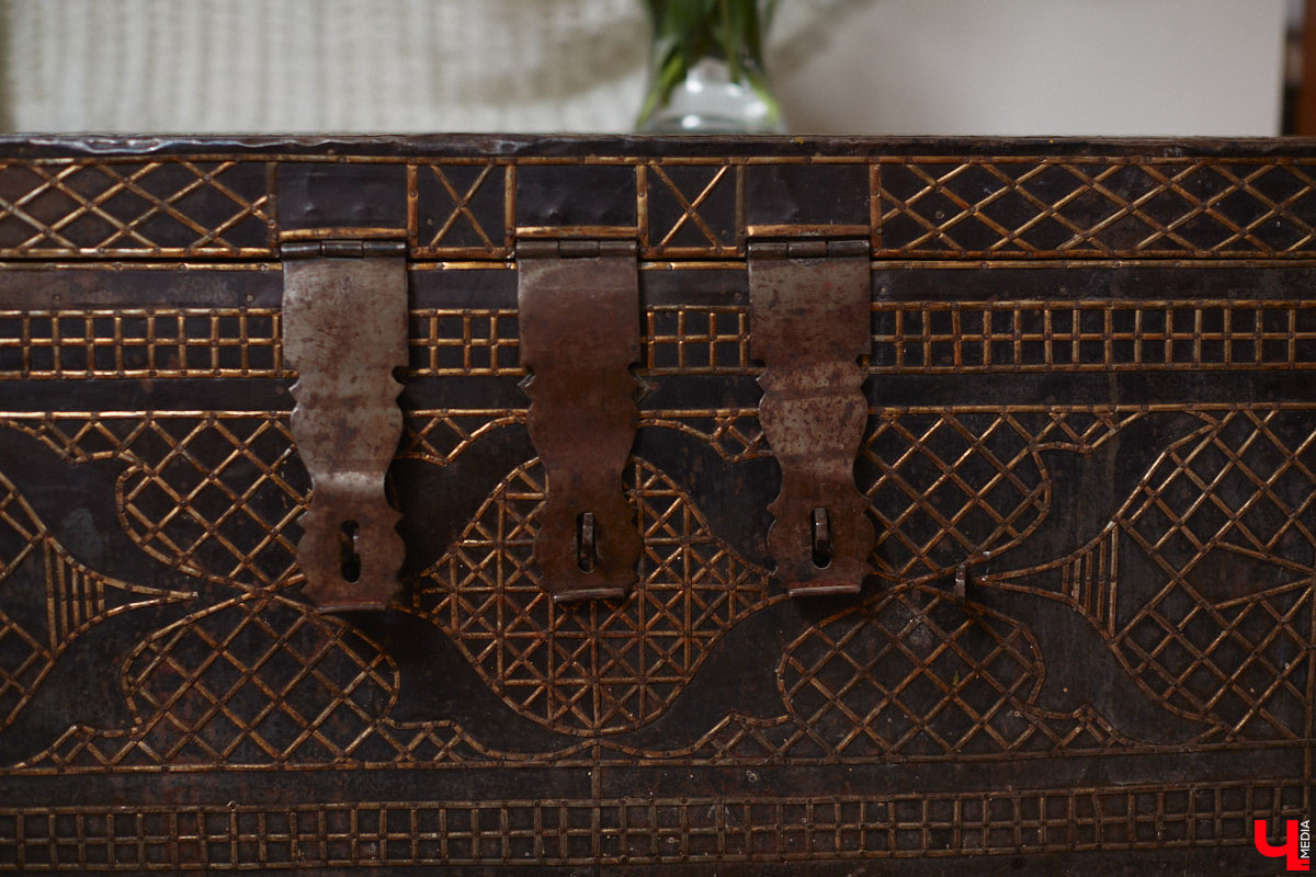 Никакого сайдинга поверх вековых бревен и никакой сдачи в утиль бабушкиной утвари. Превращать пятистенок с дощатой террасой на Пушкарской в собственную крепость художница Елена Сахарова начала постепенно. Комнаты с годами превращались в галерею работ самой Елены, ее друзей, а позднее и дочери. Дом хранит немало интересных коллекций, но все главные чудеса происходят в подвале, где рождаются яркие, сияющие картины, волшебный сплав хрупкого стекла и прочного металла.