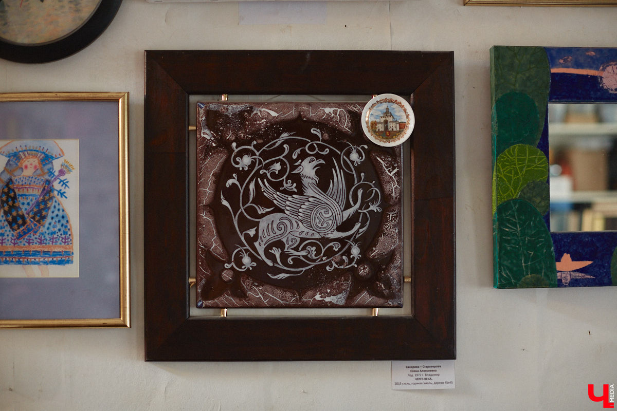 Никакого сайдинга поверх вековых бревен и никакой сдачи в утиль бабушкиной утвари. Превращать пятистенок с дощатой террасой на Пушкарской в собственную крепость художница Елена Сахарова начала постепенно. Комнаты с годами превращались в галерею работ самой Елены, ее друзей, а позднее и дочери. Дом хранит немало интересных коллекций, но все главные чудеса происходят в подвале, где рождаются яркие, сияющие картины, волшебный сплав хрупкого стекла и прочного металла.