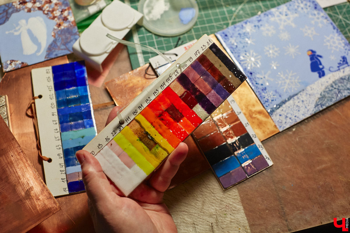 Никакого сайдинга поверх вековых бревен и никакой сдачи в утиль бабушкиной утвари. Превращать пятистенок с дощатой террасой на Пушкарской в собственную крепость художница Елена Сахарова начала постепенно. Комнаты с годами превращались в галерею работ самой Елены, ее друзей, а позднее и дочери. Дом хранит немало интересных коллекций, но все главные чудеса происходят в подвале, где рождаются яркие, сияющие картины, волшебный сплав хрупкого стекла и прочного металла.