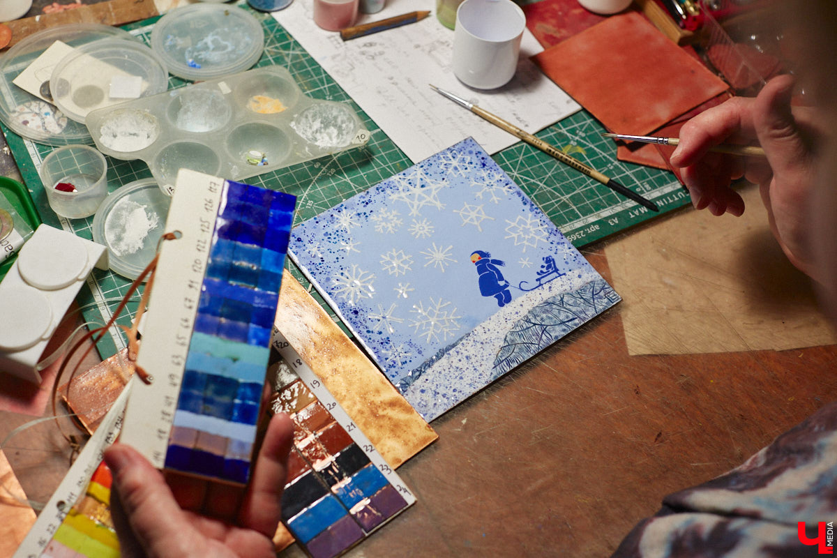 Никакого сайдинга поверх вековых бревен и никакой сдачи в утиль бабушкиной утвари. Превращать пятистенок с дощатой террасой на Пушкарской в собственную крепость художница Елена Сахарова начала постепенно. Комнаты с годами превращались в галерею работ самой Елены, ее друзей, а позднее и дочери. Дом хранит немало интересных коллекций, но все главные чудеса происходят в подвале, где рождаются яркие, сияющие картины, волшебный сплав хрупкого стекла и прочного металла.