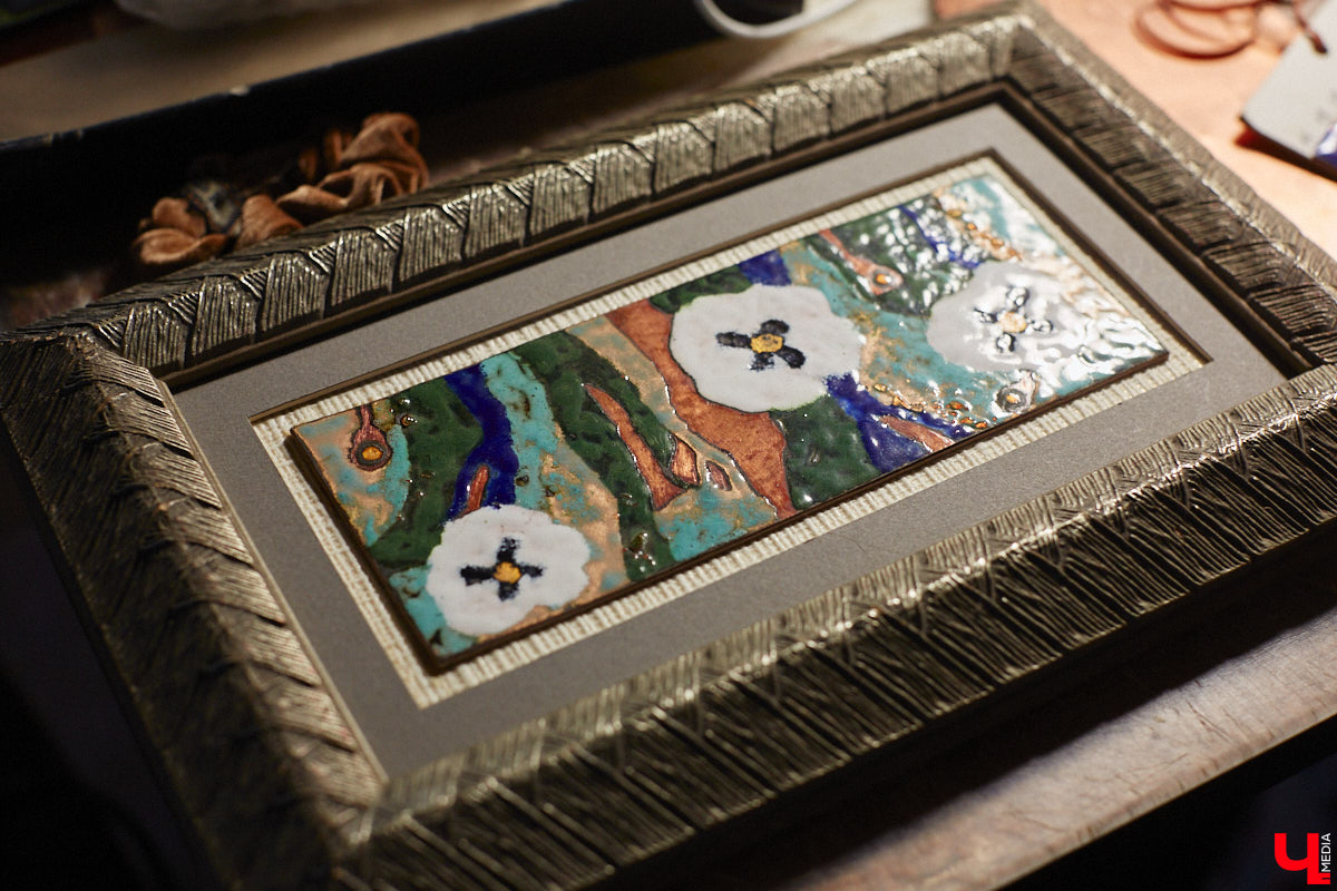 Никакого сайдинга поверх вековых бревен и никакой сдачи в утиль бабушкиной утвари. Превращать пятистенок с дощатой террасой на Пушкарской в собственную крепость художница Елена Сахарова начала постепенно. Комнаты с годами превращались в галерею работ самой Елены, ее друзей, а позднее и дочери. Дом хранит немало интересных коллекций, но все главные чудеса происходят в подвале, где рождаются яркие, сияющие картины, волшебный сплав хрупкого стекла и прочного металла.