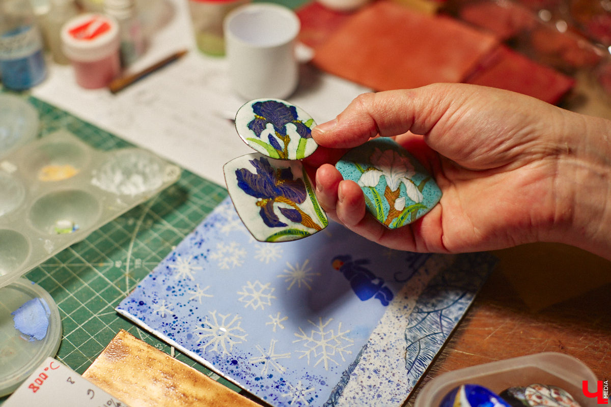 Никакого сайдинга поверх вековых бревен и никакой сдачи в утиль бабушкиной утвари. Превращать пятистенок с дощатой террасой на Пушкарской в собственную крепость художница Елена Сахарова начала постепенно. Комнаты с годами превращались в галерею работ самой Елены, ее друзей, а позднее и дочери. Дом хранит немало интересных коллекций, но все главные чудеса происходят в подвале, где рождаются яркие, сияющие картины, волшебный сплав хрупкого стекла и прочного металла.