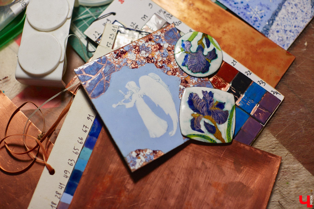 Никакого сайдинга поверх вековых бревен и никакой сдачи в утиль бабушкиной утвари. Превращать пятистенок с дощатой террасой на Пушкарской в собственную крепость художница Елена Сахарова начала постепенно. Комнаты с годами превращались в галерею работ самой Елены, ее друзей, а позднее и дочери. Дом хранит немало интересных коллекций, но все главные чудеса происходят в подвале, где рождаются яркие, сияющие картины, волшебный сплав хрупкого стекла и прочного металла.