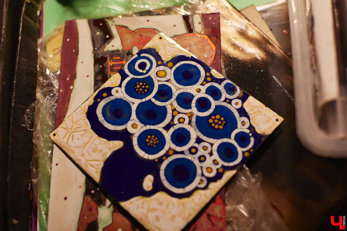 Никакого сайдинга поверх вековых бревен и никакой сдачи в утиль бабушкиной утвари. Превращать пятистенок с дощатой террасой на Пушкарской в собственную крепость художница Елена Сахарова начала постепенно. Комнаты с годами превращались в галерею работ самой Елены, ее друзей, а позднее и дочери. Дом хранит немало интересных коллекций, но все главные чудеса происходят в подвале, где рождаются яркие, сияющие картины, волшебный сплав хрупкого стекла и прочного металла.