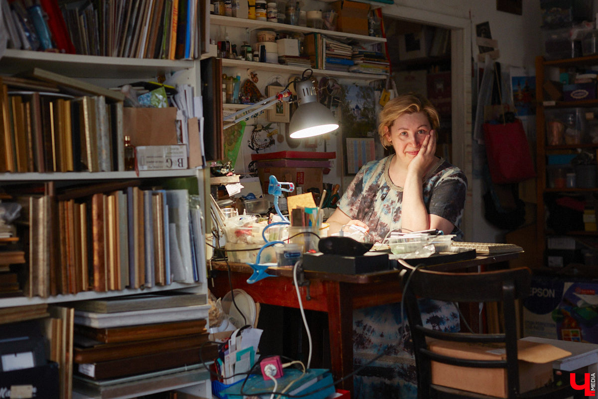 Никакого сайдинга поверх вековых бревен и никакой сдачи в утиль бабушкиной утвари. Превращать пятистенок с дощатой террасой на Пушкарской в собственную крепость художница Елена Сахарова начала постепенно. Комнаты с годами превращались в галерею работ самой Елены, ее друзей, а позднее и дочери. Дом хранит немало интересных коллекций, но все главные чудеса происходят в подвале, где рождаются яркие, сияющие картины, волшебный сплав хрупкого стекла и прочного металла.