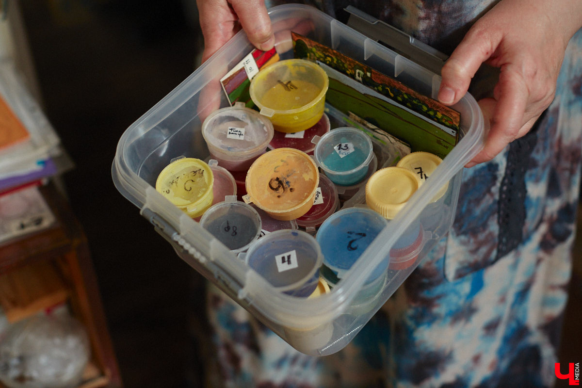 Никакого сайдинга поверх вековых бревен и никакой сдачи в утиль бабушкиной утвари. Превращать пятистенок с дощатой террасой на Пушкарской в собственную крепость художница Елена Сахарова начала постепенно. Комнаты с годами превращались в галерею работ самой Елены, ее друзей, а позднее и дочери. Дом хранит немало интересных коллекций, но все главные чудеса происходят в подвале, где рождаются яркие, сияющие картины, волшебный сплав хрупкого стекла и прочного металла.