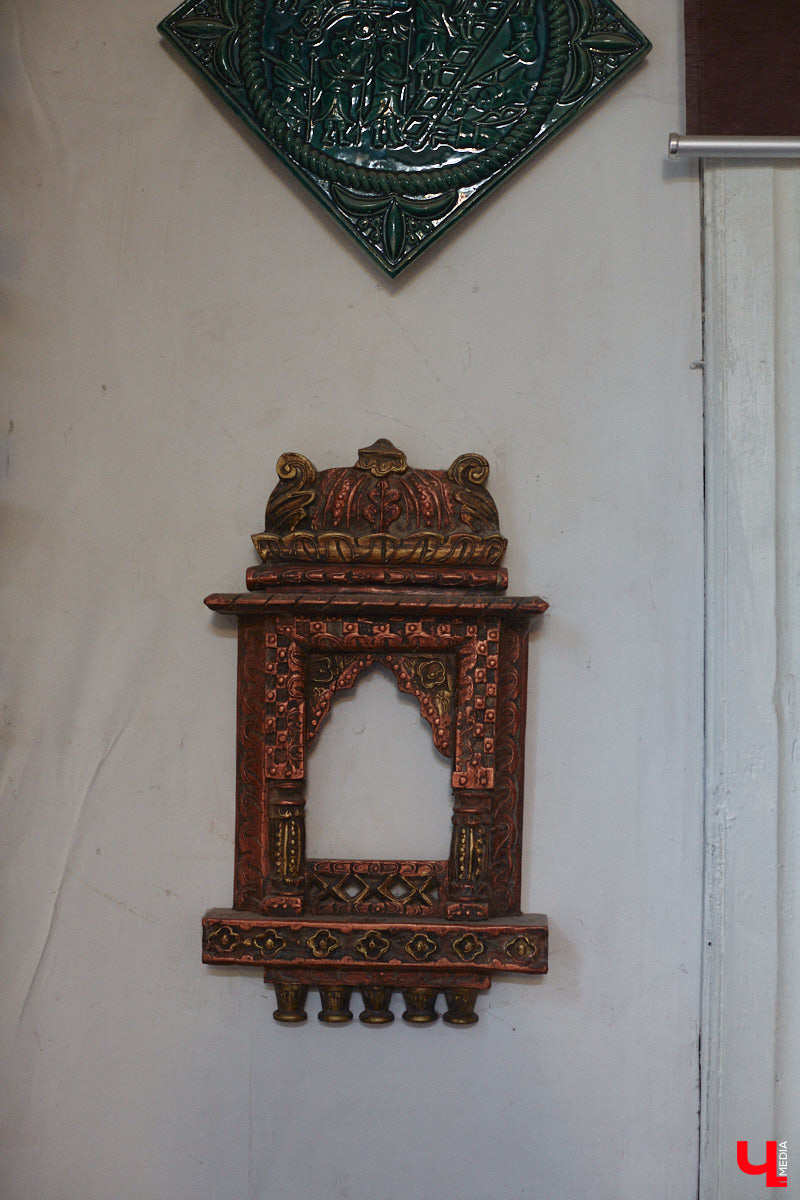 Никакого сайдинга поверх вековых бревен и никакой сдачи в утиль бабушкиной утвари. Превращать пятистенок с дощатой террасой на Пушкарской в собственную крепость художница Елена Сахарова начала постепенно. Комнаты с годами превращались в галерею работ самой Елены, ее друзей, а позднее и дочери. Дом хранит немало интересных коллекций, но все главные чудеса происходят в подвале, где рождаются яркие, сияющие картины, волшебный сплав хрупкого стекла и прочного металла.