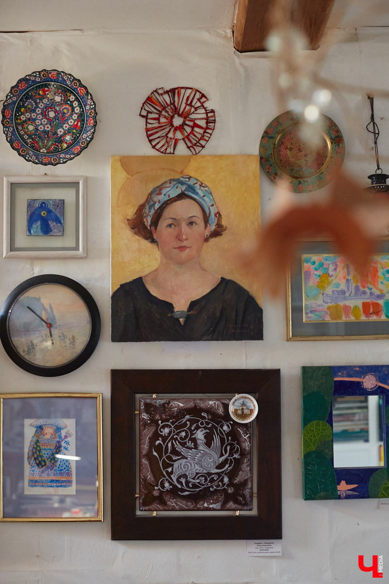 Никакого сайдинга поверх вековых бревен и никакой сдачи в утиль бабушкиной утвари. Превращать пятистенок с дощатой террасой на Пушкарской в собственную крепость художница Елена Сахарова начала постепенно. Комнаты с годами превращались в галерею работ самой Елены, ее друзей, а позднее и дочери. Дом хранит немало интересных коллекций, но все главные чудеса происходят в подвале, где рождаются яркие, сияющие картины, волшебный сплав хрупкого стекла и прочного металла.