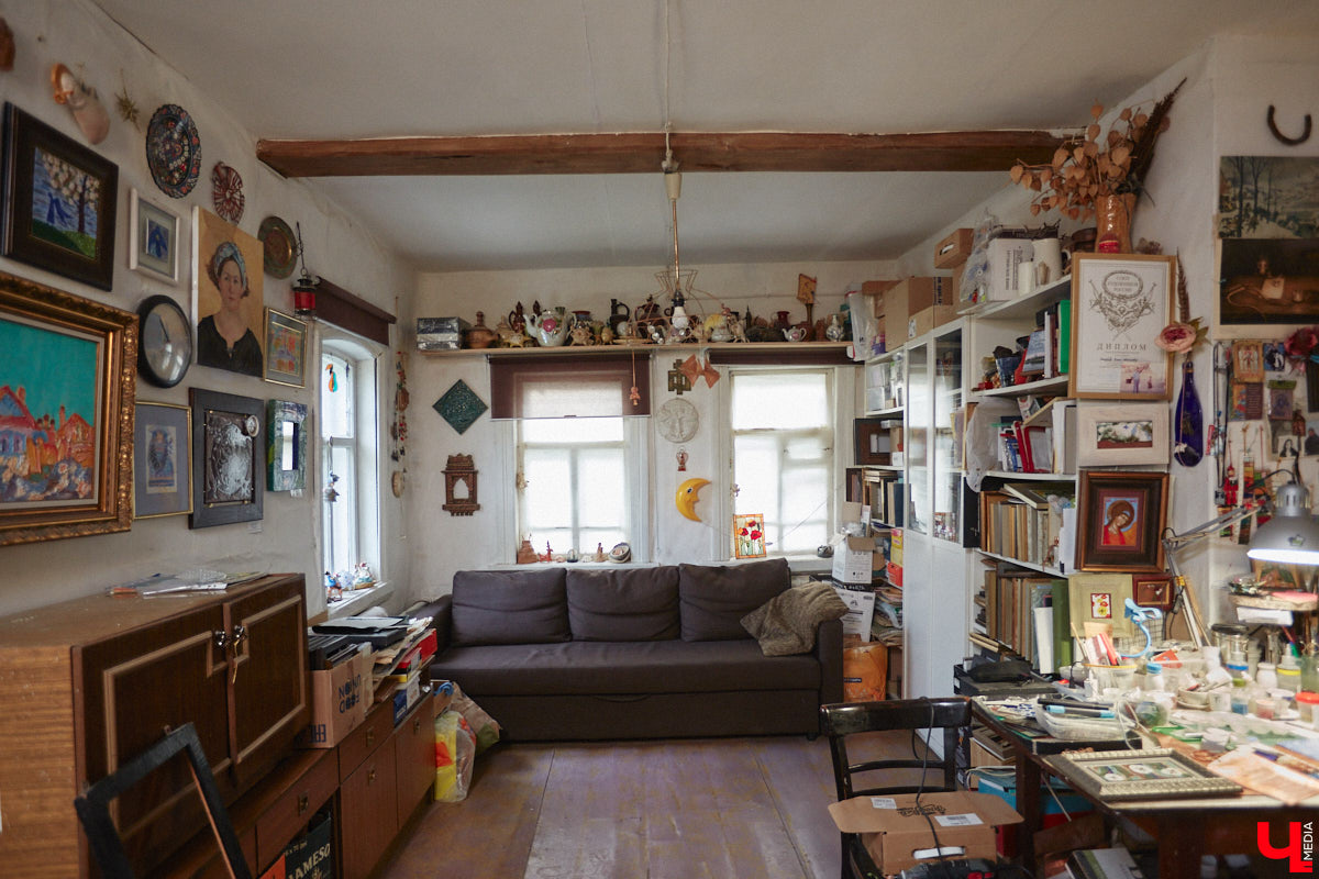 Никакого сайдинга поверх вековых бревен и никакой сдачи в утиль бабушкиной утвари. Превращать пятистенок с дощатой террасой на Пушкарской в собственную крепость художница Елена Сахарова начала постепенно. Комнаты с годами превращались в галерею работ самой Елены, ее друзей, а позднее и дочери. Дом хранит немало интересных коллекций, но все главные чудеса происходят в подвале, где рождаются яркие, сияющие картины, волшебный сплав хрупкого стекла и прочного металла.