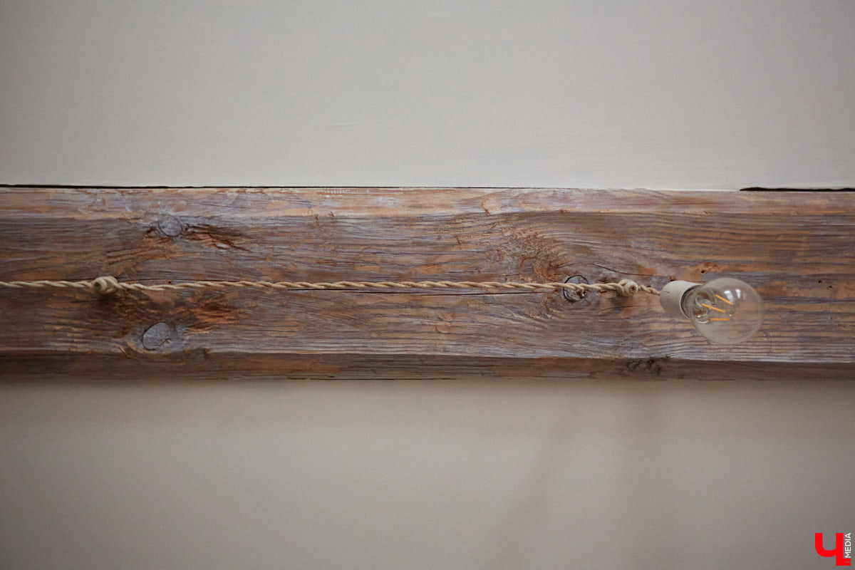 Никакого сайдинга поверх вековых бревен и никакой сдачи в утиль бабушкиной утвари. Превращать пятистенок с дощатой террасой на Пушкарской в собственную крепость художница Елена Сахарова начала постепенно. Комнаты с годами превращались в галерею работ самой Елены, ее друзей, а позднее и дочери. Дом хранит немало интересных коллекций, но все главные чудеса происходят в подвале, где рождаются яркие, сияющие картины, волшебный сплав хрупкого стекла и прочного металла.