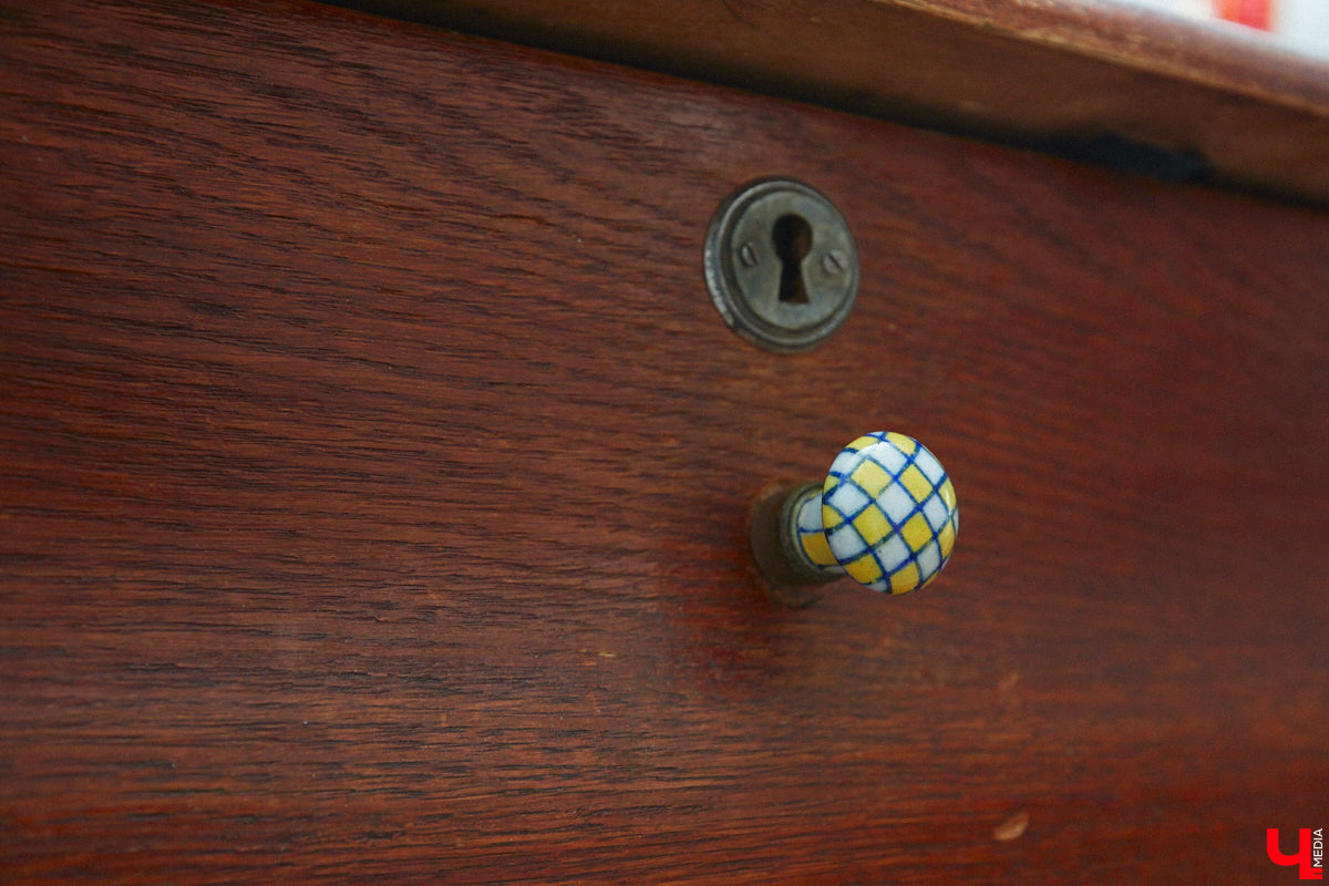 Никакого сайдинга поверх вековых бревен и никакой сдачи в утиль бабушкиной утвари. Превращать пятистенок с дощатой террасой на Пушкарской в собственную крепость художница Елена Сахарова начала постепенно. Комнаты с годами превращались в галерею работ самой Елены, ее друзей, а позднее и дочери. Дом хранит немало интересных коллекций, но все главные чудеса происходят в подвале, где рождаются яркие, сияющие картины, волшебный сплав хрупкого стекла и прочного металла.