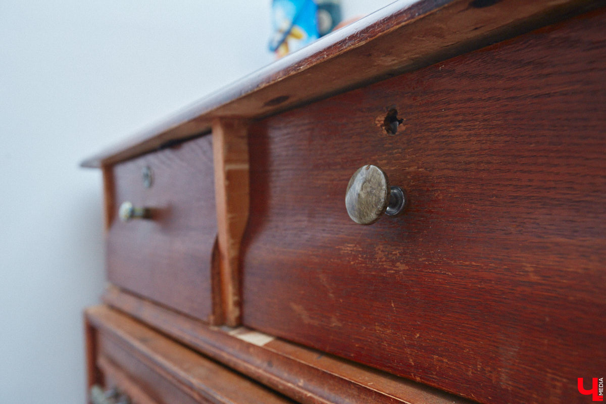 Никакого сайдинга поверх вековых бревен и никакой сдачи в утиль бабушкиной утвари. Превращать пятистенок с дощатой террасой на Пушкарской в собственную крепость художница Елена Сахарова начала постепенно. Комнаты с годами превращались в галерею работ самой Елены, ее друзей, а позднее и дочери. Дом хранит немало интересных коллекций, но все главные чудеса происходят в подвале, где рождаются яркие, сияющие картины, волшебный сплав хрупкого стекла и прочного металла.