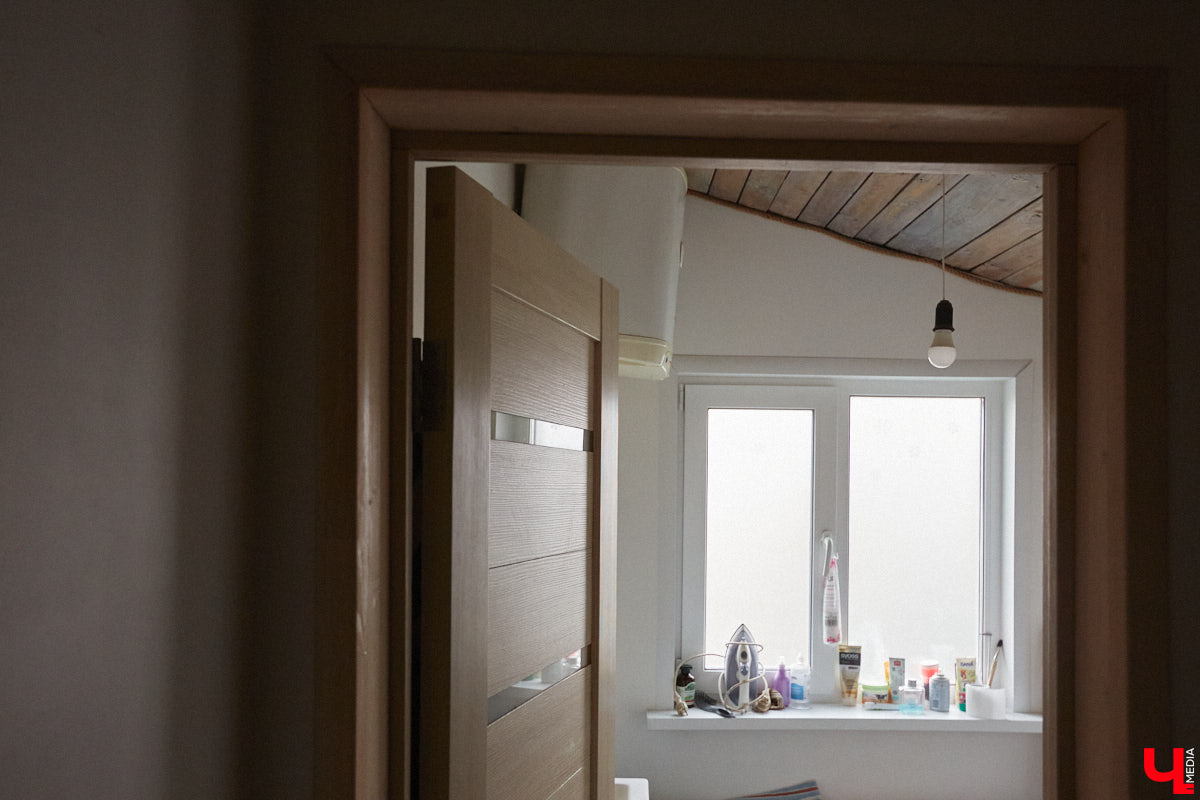 Никакого сайдинга поверх вековых бревен и никакой сдачи в утиль бабушкиной утвари. Превращать пятистенок с дощатой террасой на Пушкарской в собственную крепость художница Елена Сахарова начала постепенно. Комнаты с годами превращались в галерею работ самой Елены, ее друзей, а позднее и дочери. Дом хранит немало интересных коллекций, но все главные чудеса происходят в подвале, где рождаются яркие, сияющие картины, волшебный сплав хрупкого стекла и прочного металла.