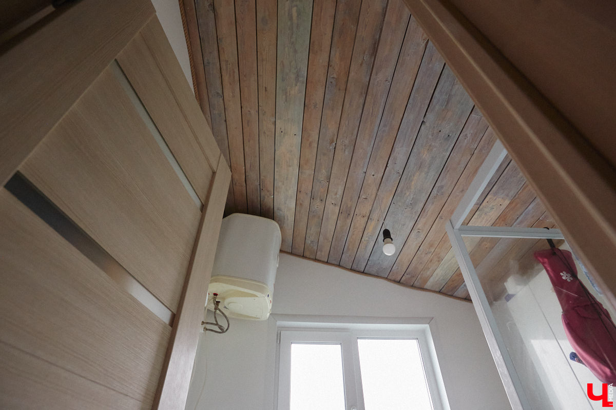 Никакого сайдинга поверх вековых бревен и никакой сдачи в утиль бабушкиной утвари. Превращать пятистенок с дощатой террасой на Пушкарской в собственную крепость художница Елена Сахарова начала постепенно. Комнаты с годами превращались в галерею работ самой Елены, ее друзей, а позднее и дочери. Дом хранит немало интересных коллекций, но все главные чудеса происходят в подвале, где рождаются яркие, сияющие картины, волшебный сплав хрупкого стекла и прочного металла.