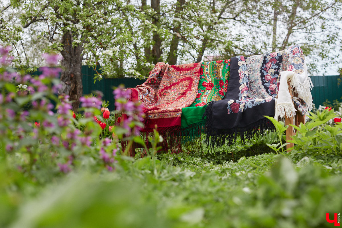 Никакого сайдинга поверх вековых бревен и никакой сдачи в утиль бабушкиной утвари. Превращать пятистенок с дощатой террасой на Пушкарской в собственную крепость художница Елена Сахарова начала постепенно. Комнаты с годами превращались в галерею работ самой Елены, ее друзей, а позднее и дочери. Дом хранит немало интересных коллекций, но все главные чудеса происходят в подвале, где рождаются яркие, сияющие картины, волшебный сплав хрупкого стекла и прочного металла.