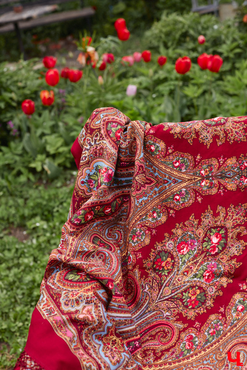 Никакого сайдинга поверх вековых бревен и никакой сдачи в утиль бабушкиной утвари. Превращать пятистенок с дощатой террасой на Пушкарской в собственную крепость художница Елена Сахарова начала постепенно. Комнаты с годами превращались в галерею работ самой Елены, ее друзей, а позднее и дочери. Дом хранит немало интересных коллекций, но все главные чудеса происходят в подвале, где рождаются яркие, сияющие картины, волшебный сплав хрупкого стекла и прочного металла.