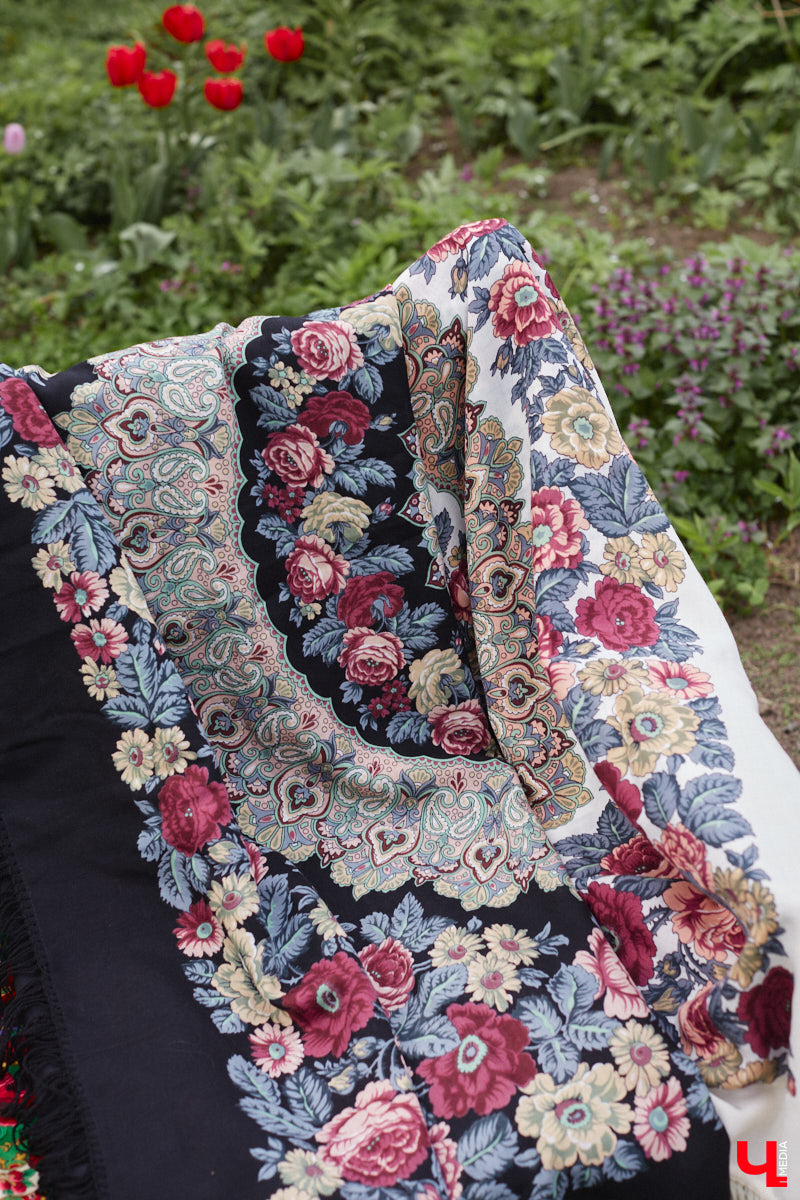 Никакого сайдинга поверх вековых бревен и никакой сдачи в утиль бабушкиной утвари. Превращать пятистенок с дощатой террасой на Пушкарской в собственную крепость художница Елена Сахарова начала постепенно. Комнаты с годами превращались в галерею работ самой Елены, ее друзей, а позднее и дочери. Дом хранит немало интересных коллекций, но все главные чудеса происходят в подвале, где рождаются яркие, сияющие картины, волшебный сплав хрупкого стекла и прочного металла.