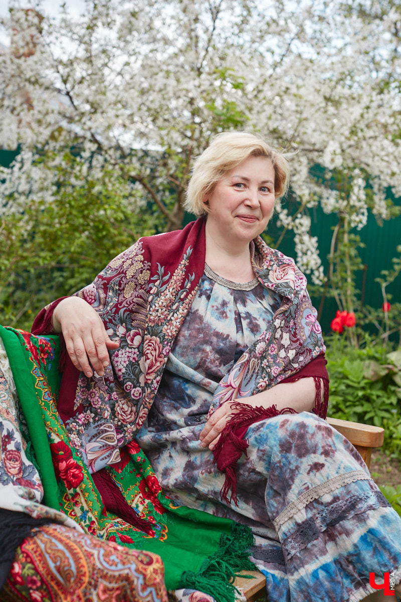 Никакого сайдинга поверх вековых бревен и никакой сдачи в утиль бабушкиной утвари. Превращать пятистенок с дощатой террасой на Пушкарской в собственную крепость художница Елена Сахарова начала постепенно. Комнаты с годами превращались в галерею работ самой Елены, ее друзей, а позднее и дочери. Дом хранит немало интересных коллекций, но все главные чудеса происходят в подвале, где рождаются яркие, сияющие картины, волшебный сплав хрупкого стекла и прочного металла.