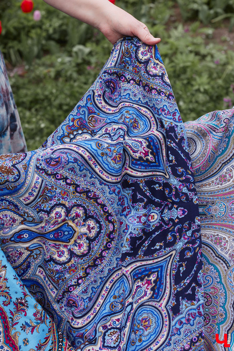 Никакого сайдинга поверх вековых бревен и никакой сдачи в утиль бабушкиной утвари. Превращать пятистенок с дощатой террасой на Пушкарской в собственную крепость художница Елена Сахарова начала постепенно. Комнаты с годами превращались в галерею работ самой Елены, ее друзей, а позднее и дочери. Дом хранит немало интересных коллекций, но все главные чудеса происходят в подвале, где рождаются яркие, сияющие картины, волшебный сплав хрупкого стекла и прочного металла.